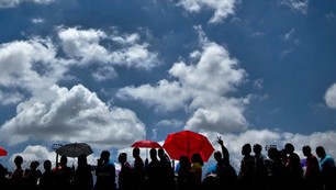 Ánh nắng gay gắt không ngăn được người dân Nam Phi đến viếng ông Mandela